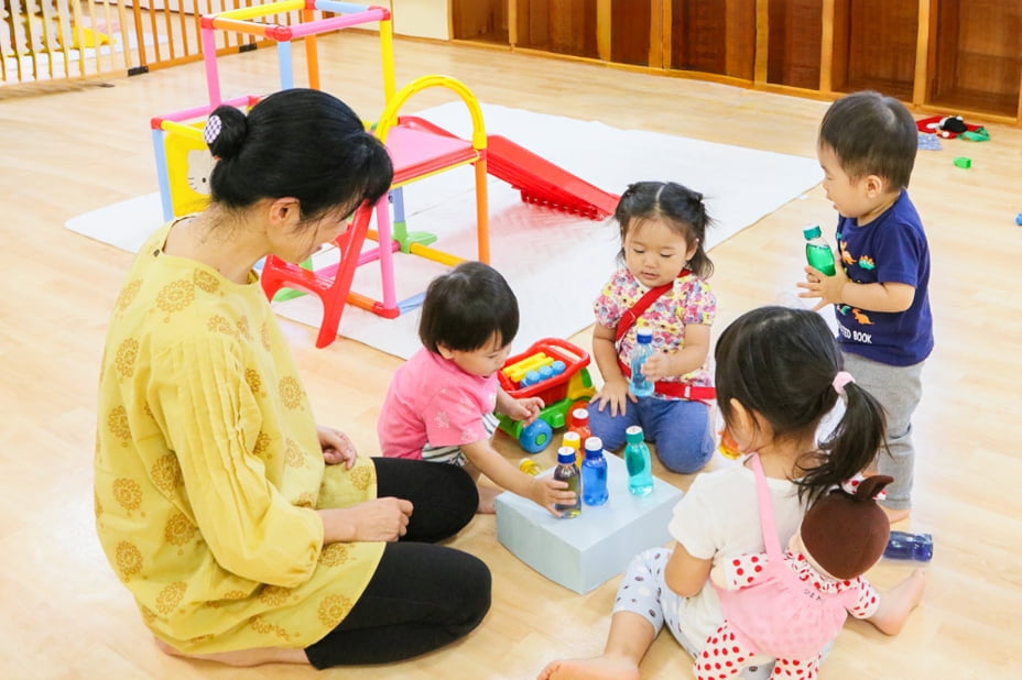 提携託児所で子どもが遊ぶ様子