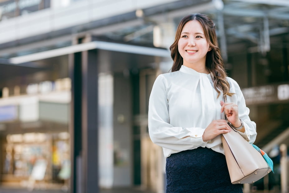 通勤する女性